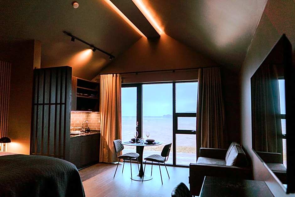 Black Beach Suites