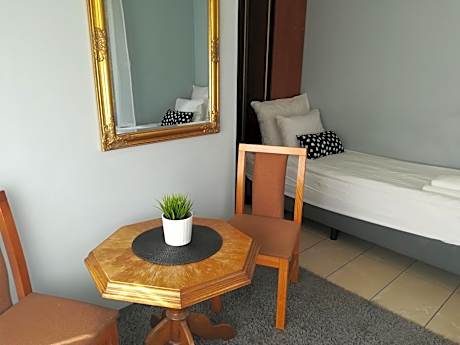 Twin Room with entrance to Garden