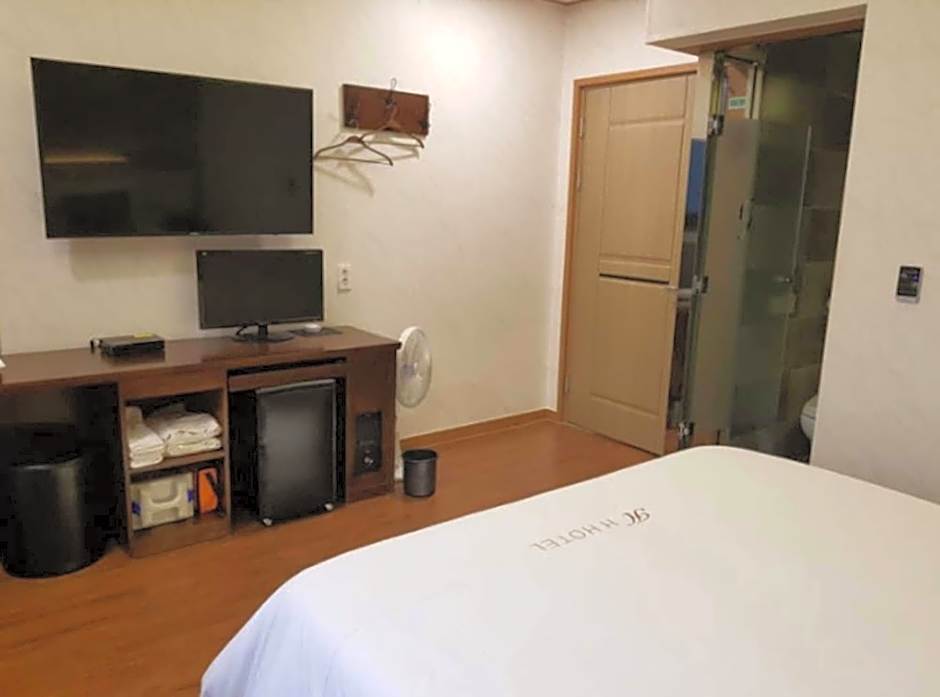 H  Hotel