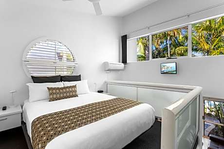 Superior Poolview Apartment