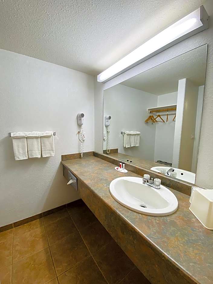 Super 8 by Wyndham 100 Mile House