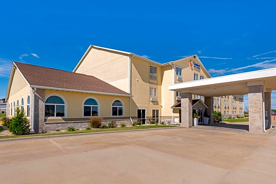 Comfort Inn & Suites near Route 66 Award Winning Gold Hotel 2021