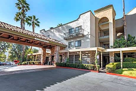 Comfort Inn & Suites Orange County John Wayne Airport