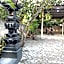 OYO Life 93155 Wisma Sarah