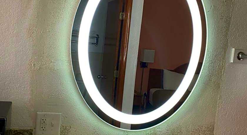 Econo Lodge Inn & Suites