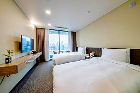 Terrace Deluxe Twin Room with City View