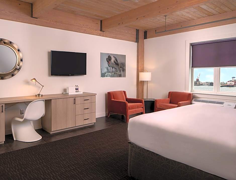 Harbor House Hotel and Marina at Pier 21