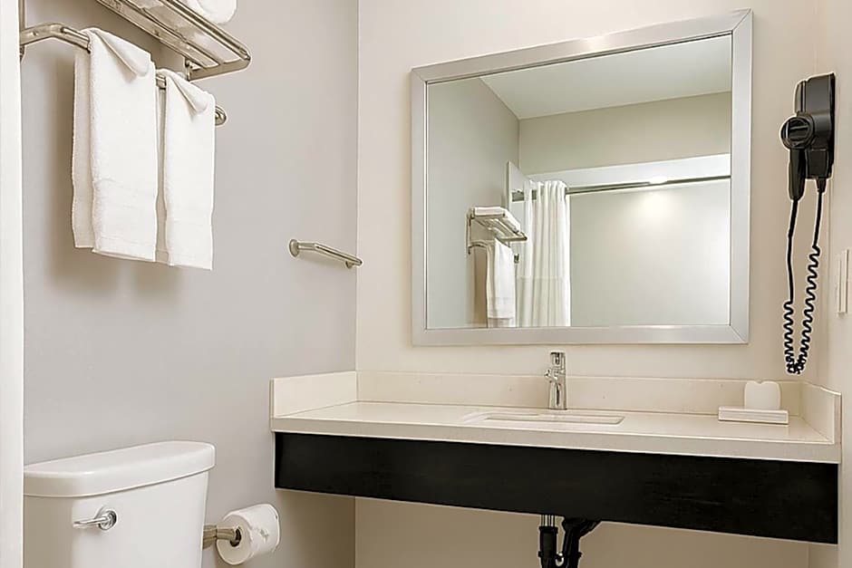 Travelodge by Wyndham LAX South