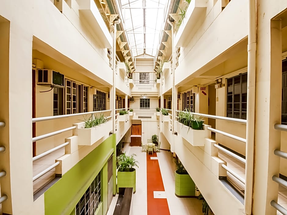 Vaccinated Staff - Capital O 465 Ford's Inn