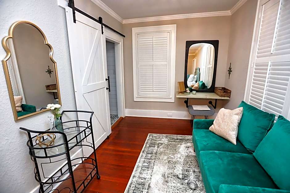 Historic Home Family Friendly Close to Seawall