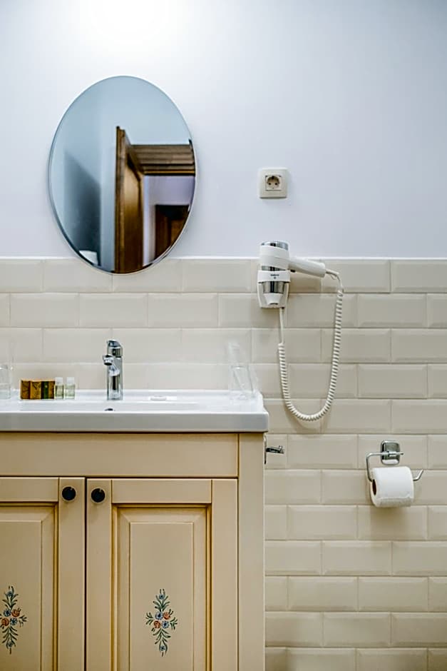 CASA CHITIC - HOTEL & RESTAURANT- Str Nicolae Balcescu 13