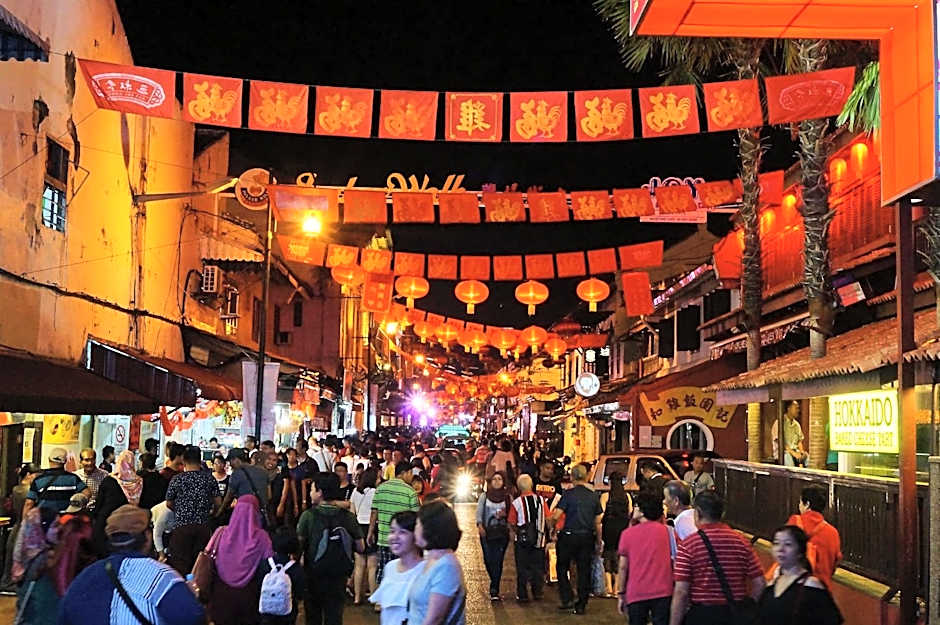 Cozy Riverside Hotel