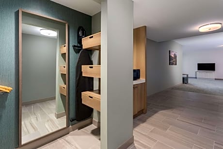 2 Queen Mobility Accessible W/ Bathtub