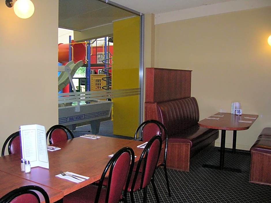 Overlander Hotel Motel