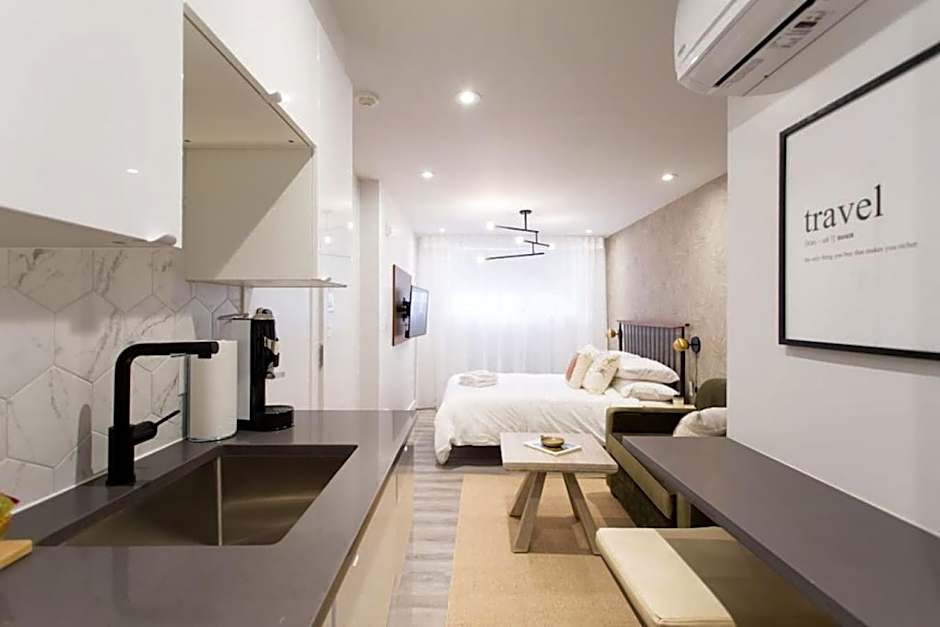 Palms Little Italy Studio with full bathroom by Denstays