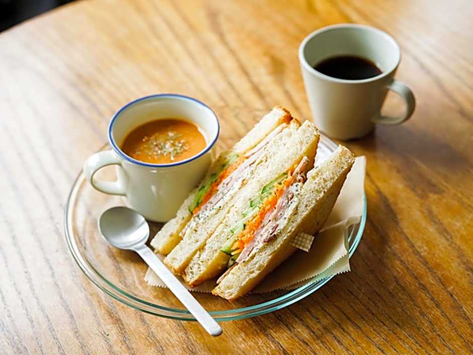 ROUTE - Cafe and Petit Hostel