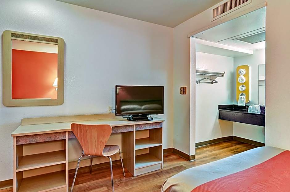 Motel 6 Pittsburgh - Crafton