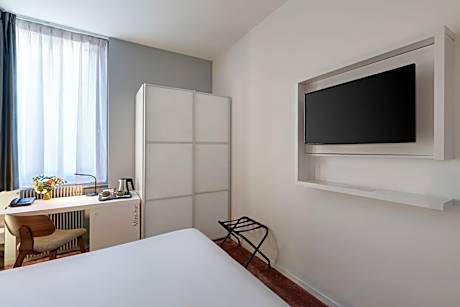 1 Queen And 1 Single Non-Smoking Standard Room Mini Bar Courtesy Tray Iron And Ironing Board