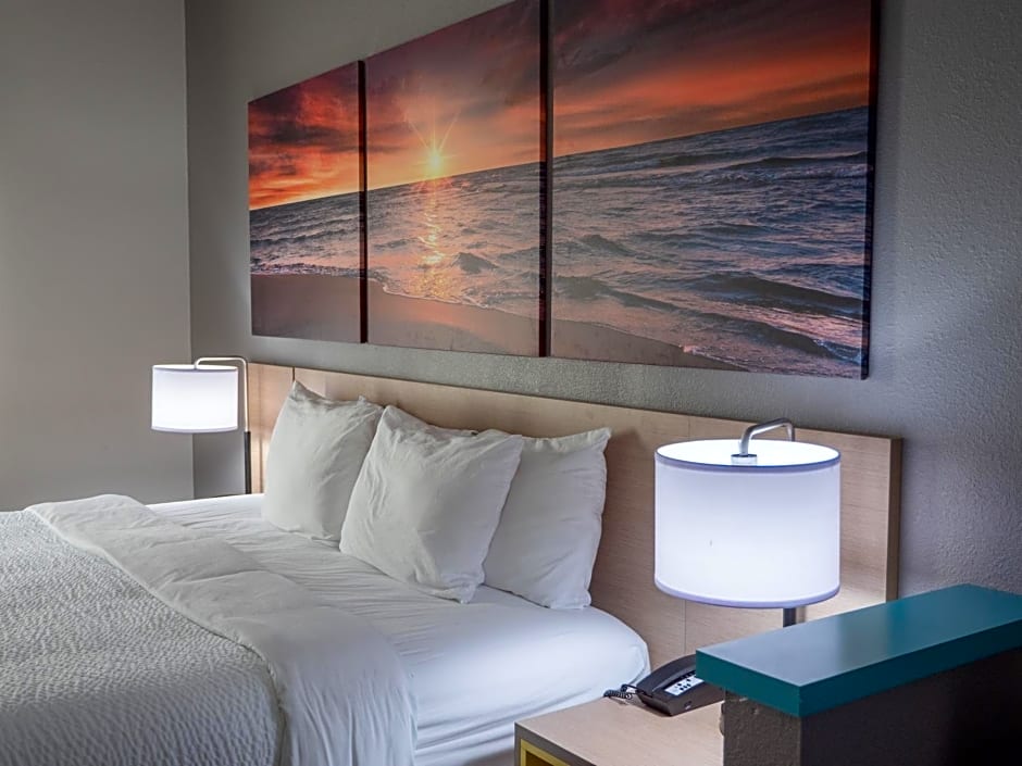 Days Inn & Suites by Wyndham Savannah North I-95