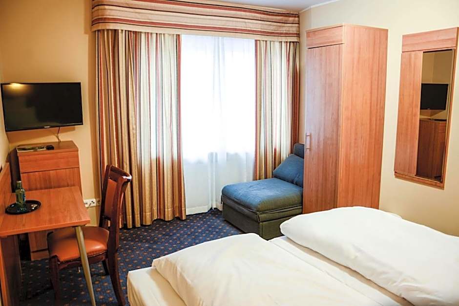 Photo 1 of 3 of Triple Room