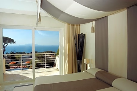 One-Bedroom Art Suite Sea Side