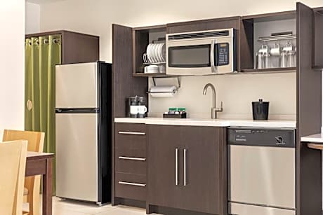 One-Bedroom King Suite - Non-Smoking