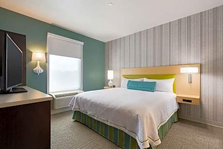 1 King Mobilty/Hearing Access Ri Shwr Suite Ns