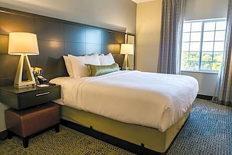 1 Queen Studio Suite Comm Access Tub