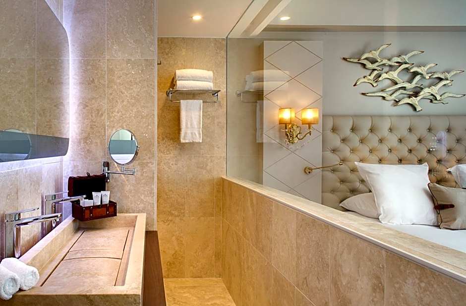 Grand Hotel Des Sablettes Plage, Curio Collection By Hilton