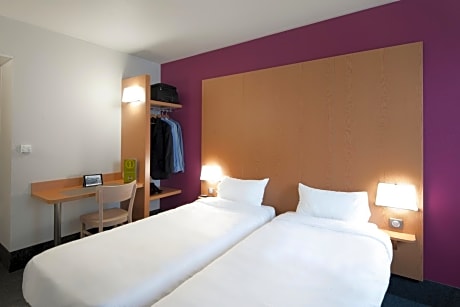 2 Adjacent Rooms (1 Double and 1 Twin)