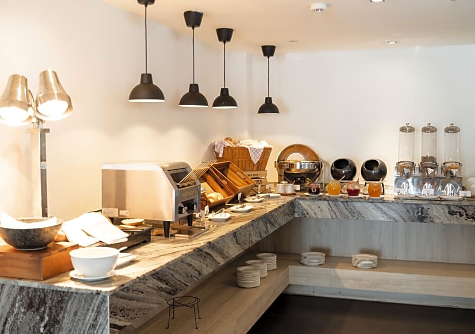 Away Bangkok Riverside Kene