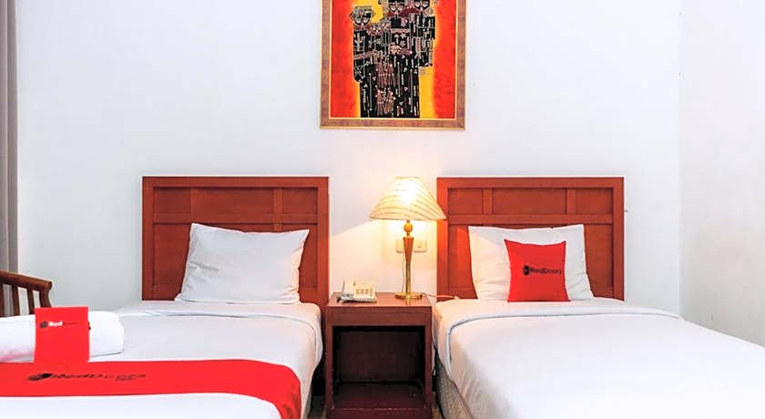 RedDoorz Plus Syariah near Java Supermall Semarang 2