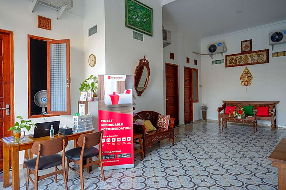 RedDoorz near Stasiun Purwosari