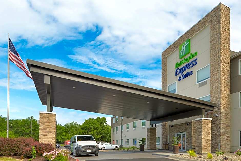 Holiday Inn Express & Suites Omaha - 120th and Maple By IHG