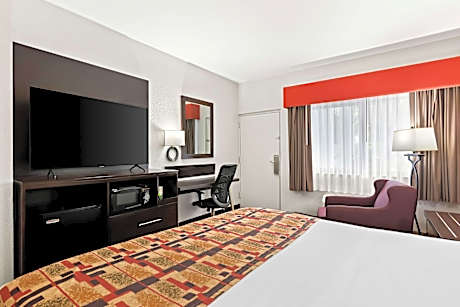 1 King Bed, Mobility Accessible, Bathtub, Non-Smoking, Full Breakfast