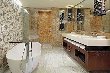 Club lounge access, Presidential Suite, 1 King, High floor