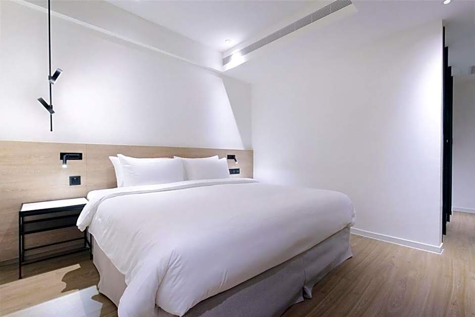 Deluxe 1 Queen Bed — 13 fotoğraftan 1. fotoğraf
