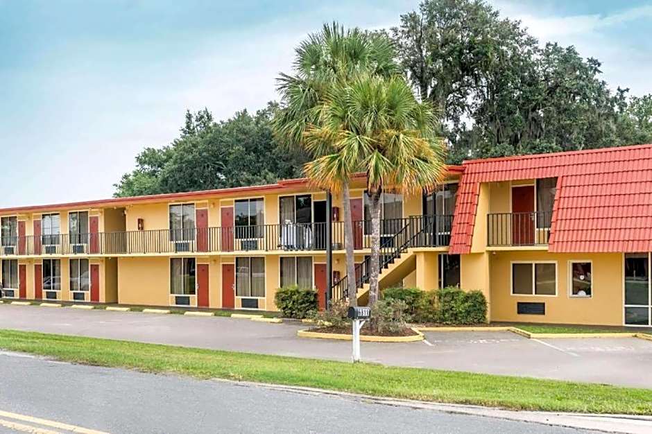 Econo Lodge Live Oak