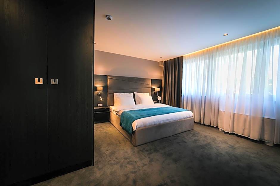 Photo 1 of 4 of Deluxe 1 King Bed