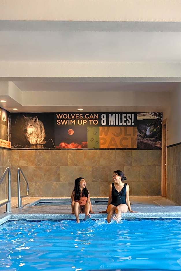 Gray Wolf Inn & Suites