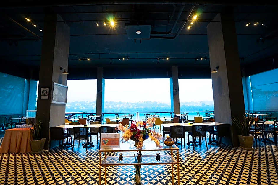Chiangkhong Teak Garden Riverfront Hotel