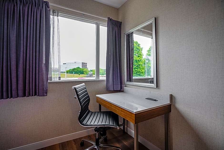 Monte Carlo Inns Oakville Suites