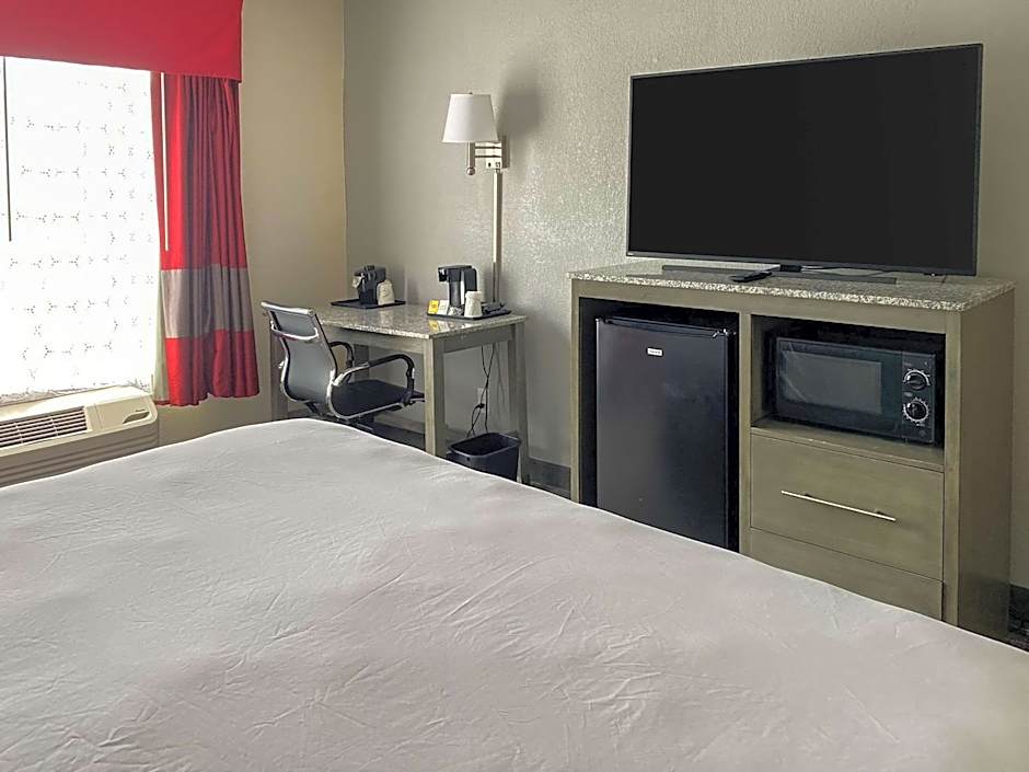 Clarion Pointe - Greensboro Coliseum Area