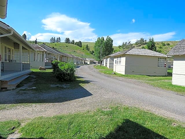 Mammoth Hot Springs Hotel & Cabins