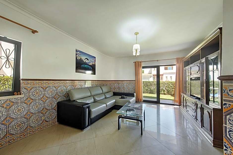 Residential cul-de-sac walking distance to centre, private pool, free AC wifi