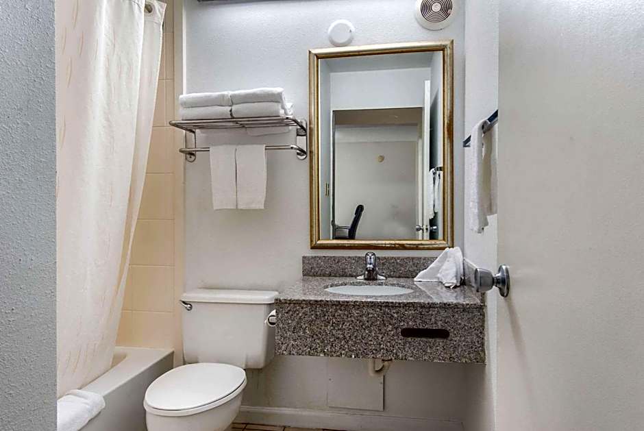Econo Lodge Inn & Suites