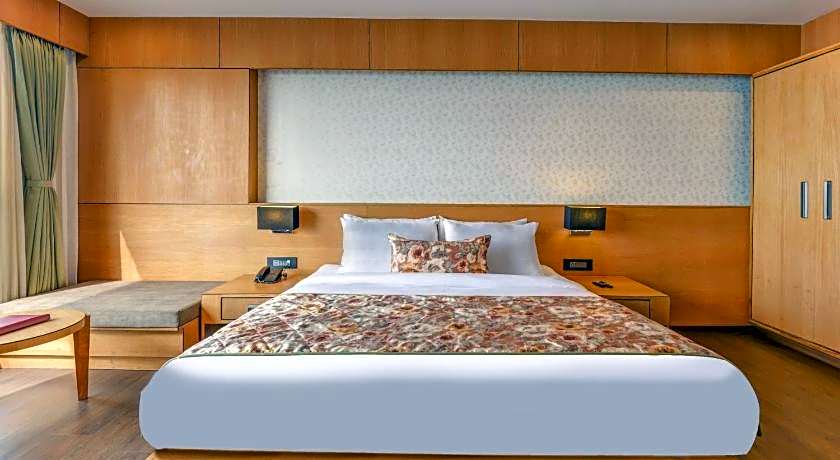 Summit Montana Suites & Spa at Mall