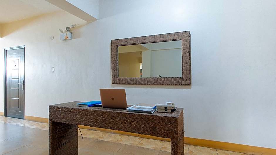 RedDoorz @ Golden Skye Hotel Guagua