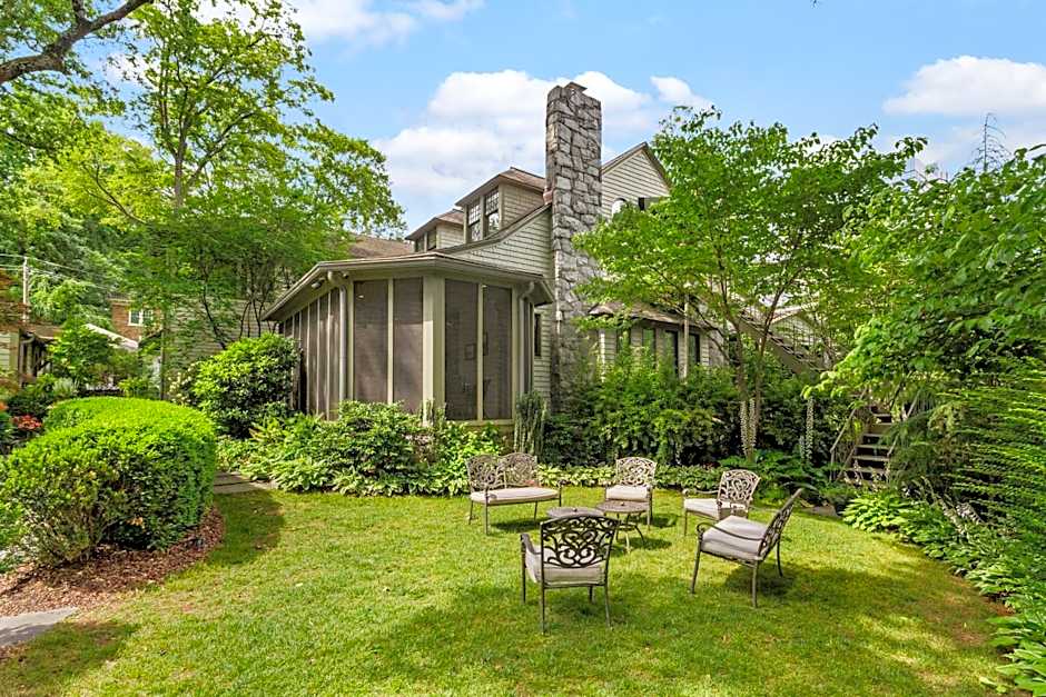 Stonehurst Place Bed & Breakfast