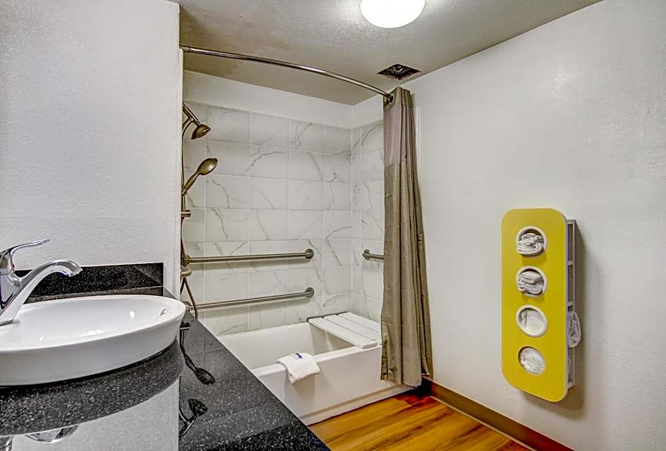 Motel 6 Waco - Lacy Lakeview